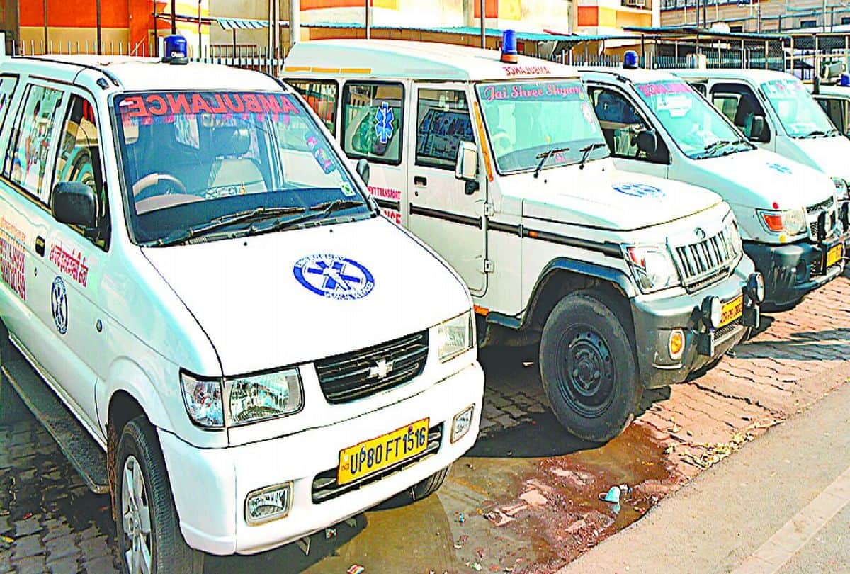 Agra Dm Fixed Ambulance Rate If Drivers Take Extra Money Dial This Number