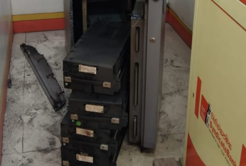 ATM loot on chinhat thana kshetra in Lucknow.