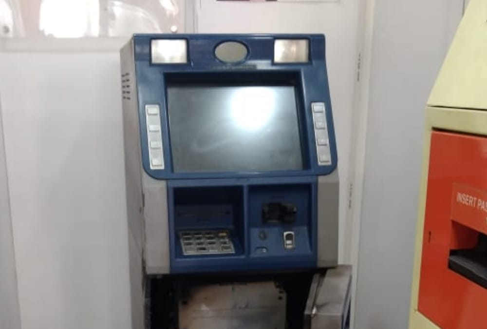 Attempts to withdraw cash by breaking three ATMs in Agra