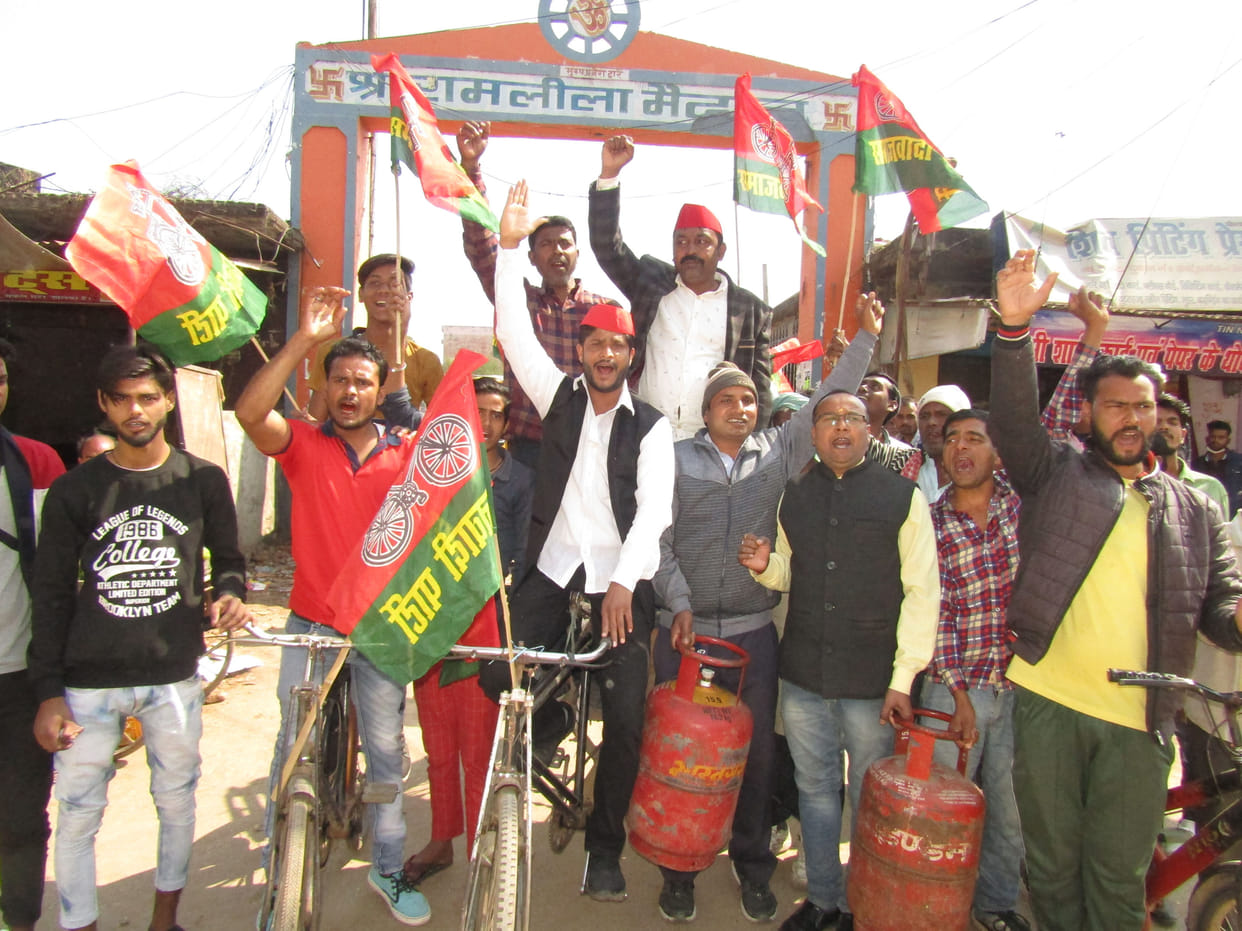 SP workers demonstrated with a gas cylinder