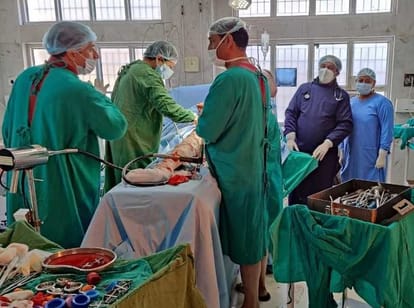 बागेश्वर के जिला अस्पताल में कूल्हा प्रत्यारोपण करते डॉक्टर। संवाद न्यूज एजेंसी