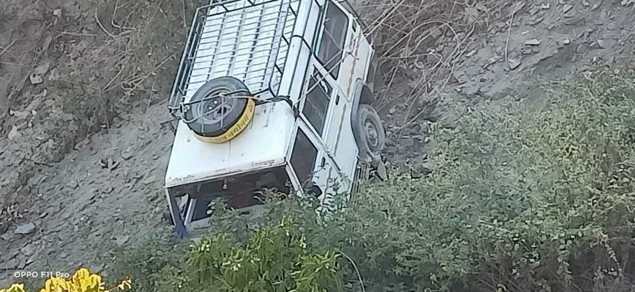 Uncontrollable brake fail car, rolled into the ditch, driver narrowly avoided