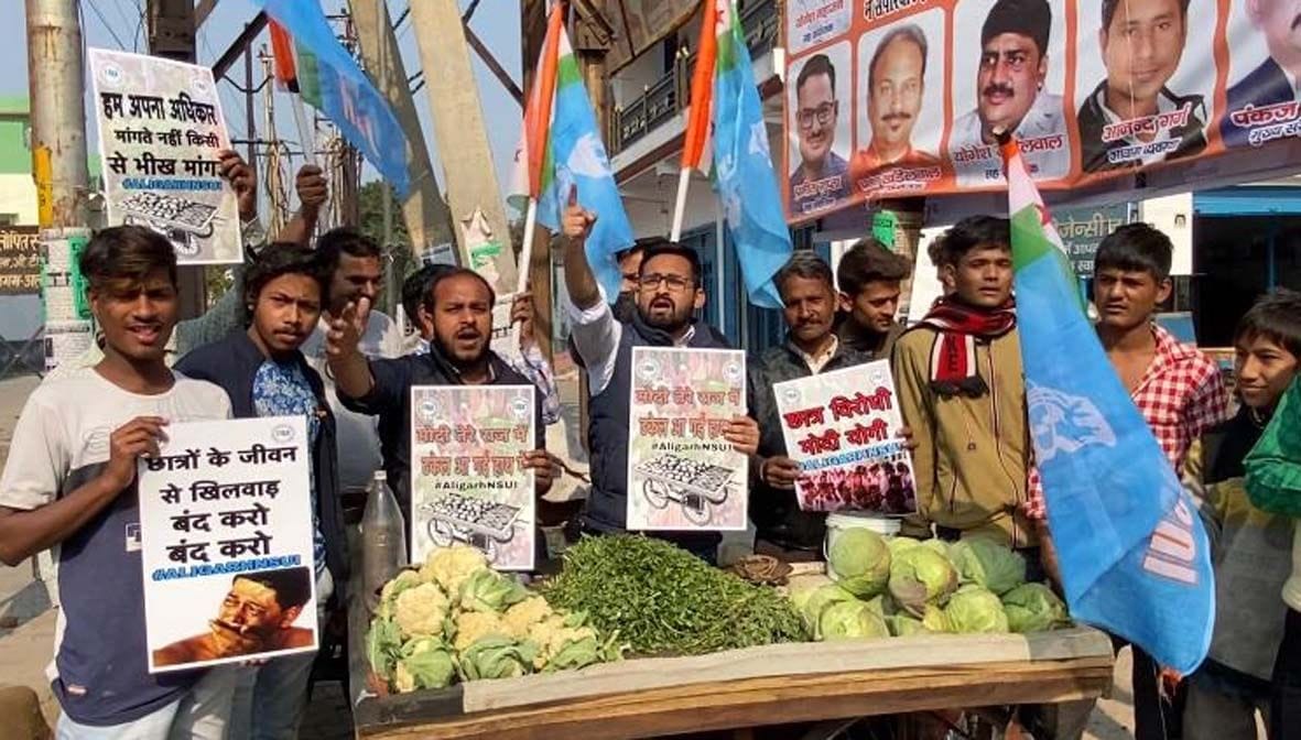 NSUI protested by selling vegetables