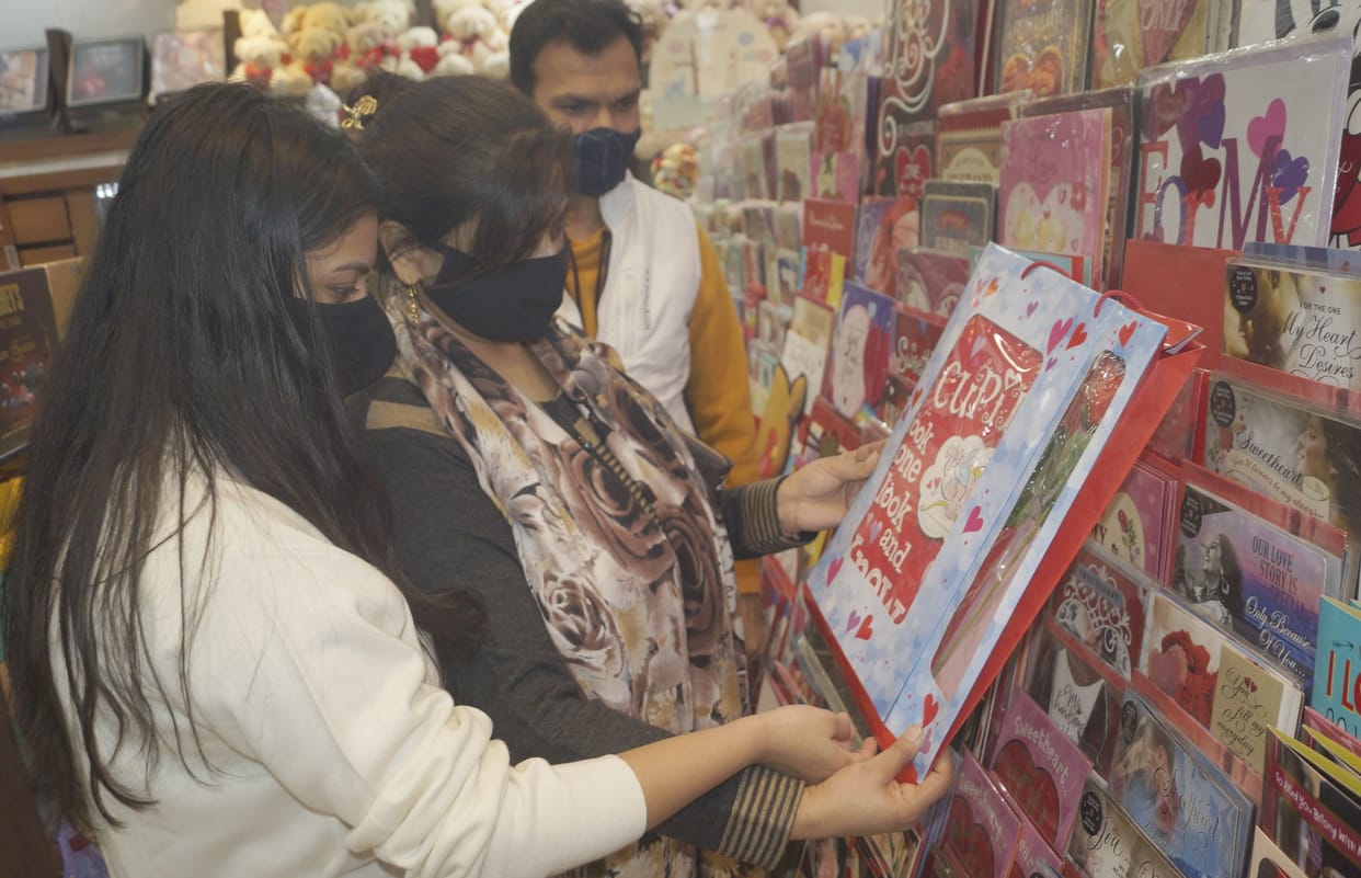 Young couples express love by giving roses and gifts