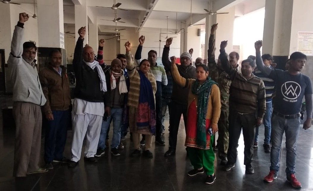 Hathras: Demonstration demanding cancellation of permits of private buses