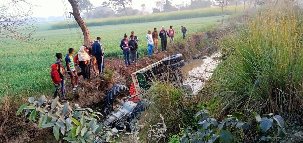 Tractor trolley overturned in canal, two dead including driver