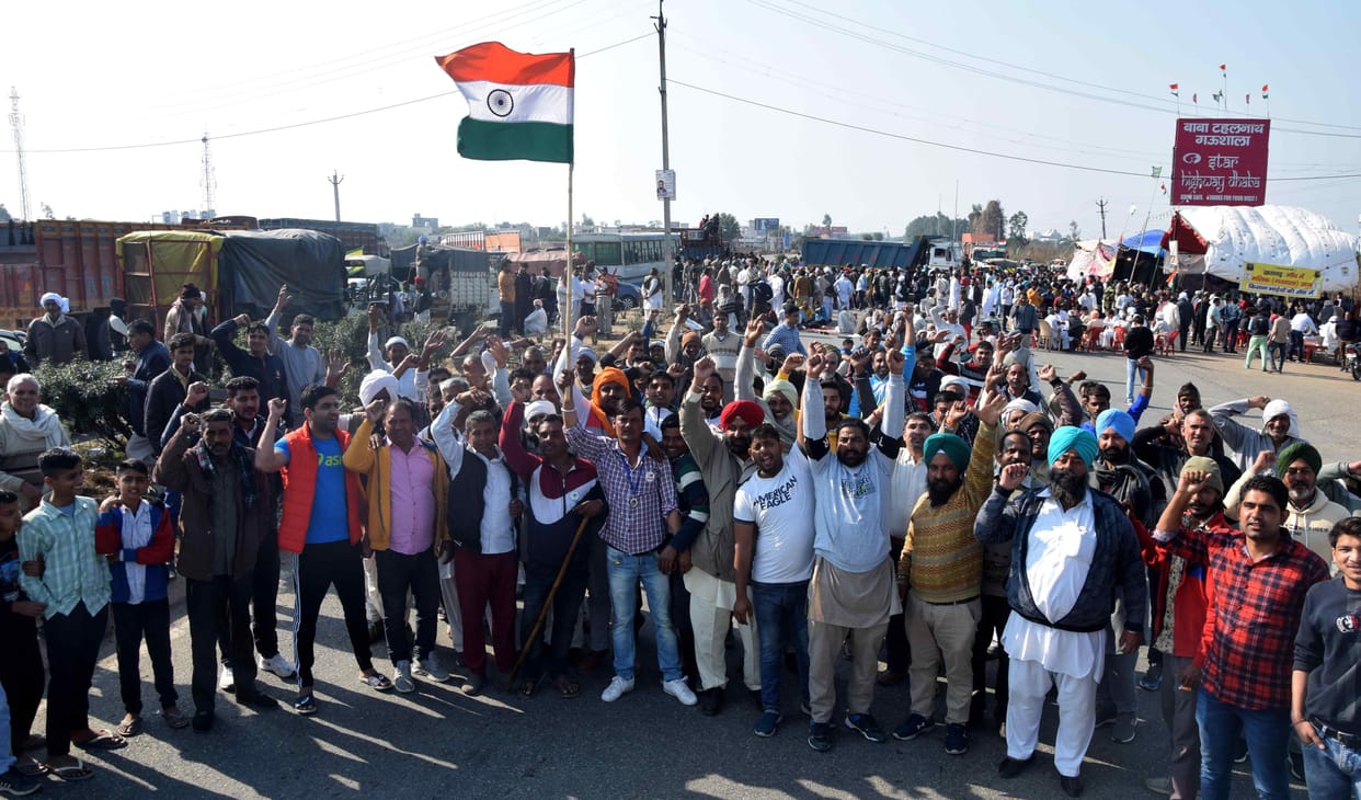 Farmers' trappings, vehicles stuck for three hours