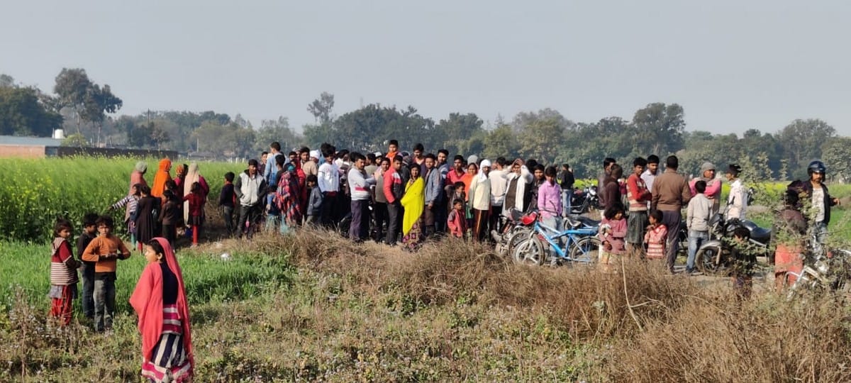Dead body of electronic shopkeeper found in farm fear of murder in bhadohi up