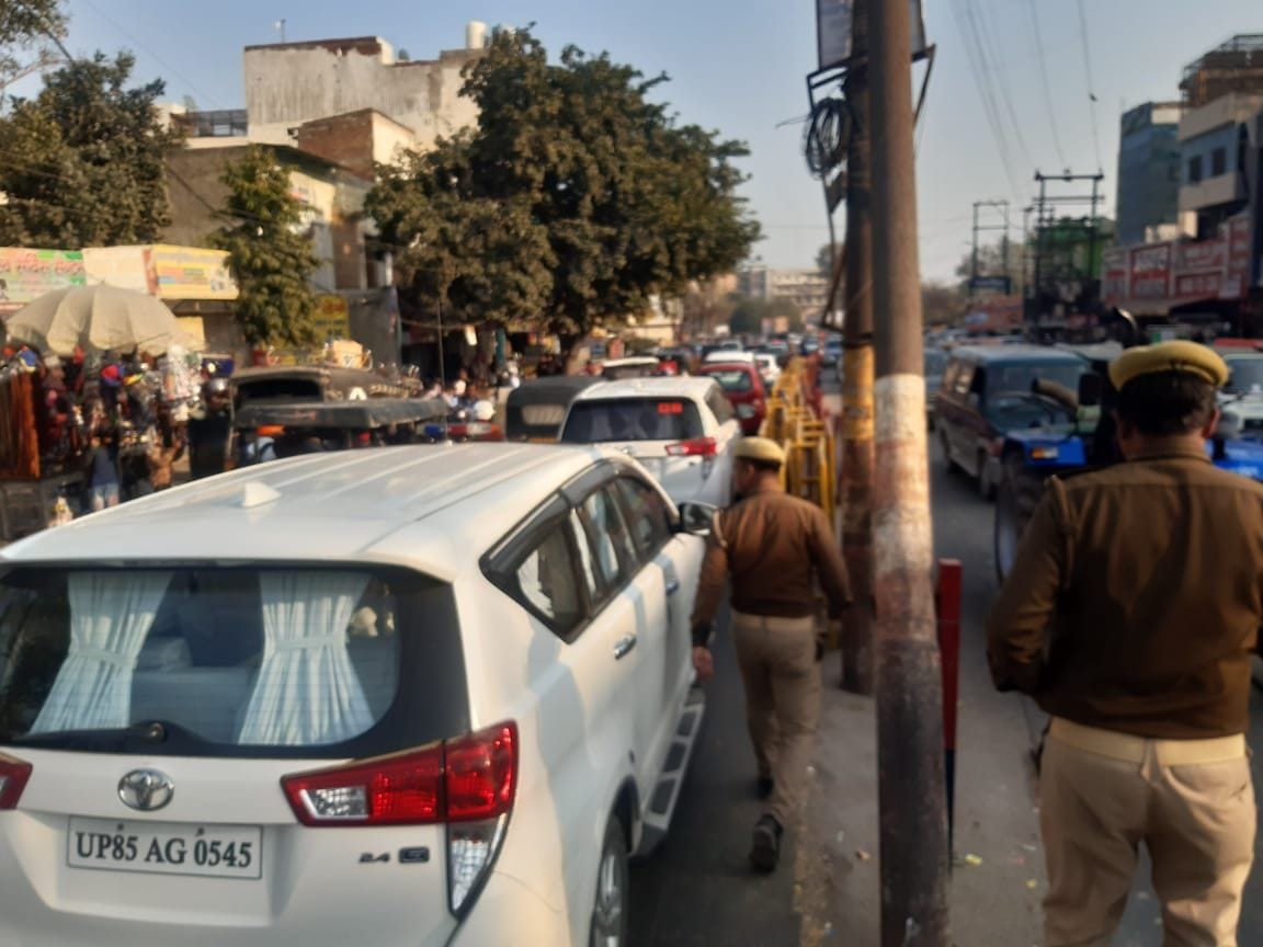 DM and SSP car stuck in jam near mathura bus stand