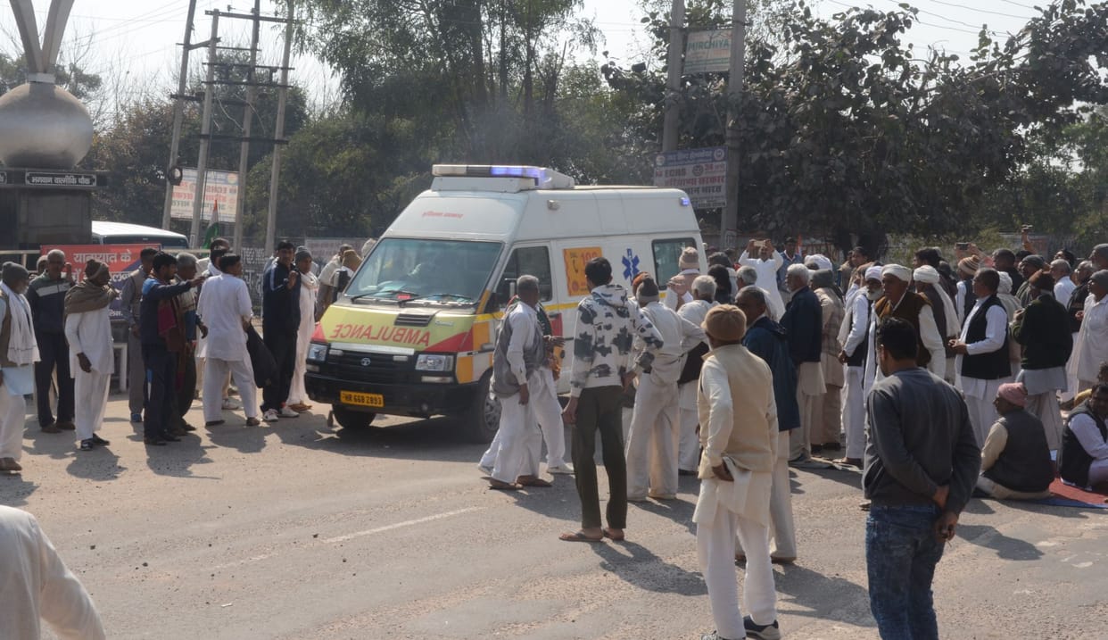 Farmers jammed all four entry points of the city, Not given way to bike to Police vehicle