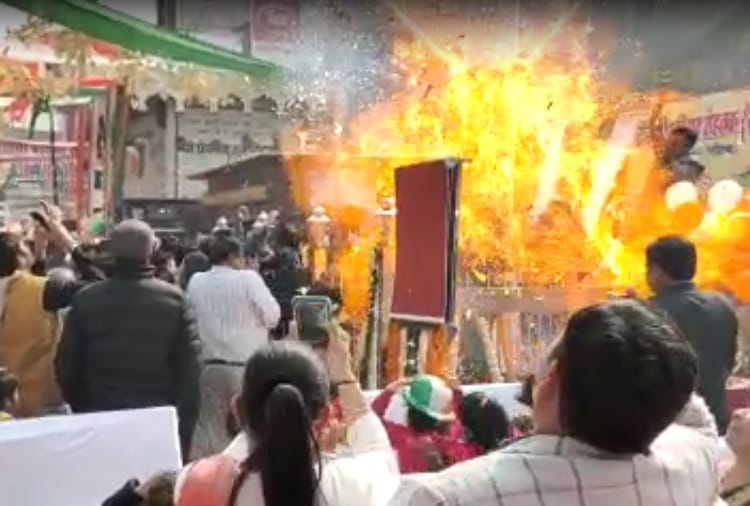 Many People including BJP leader scorched due to Air balloon burst in Rohtak