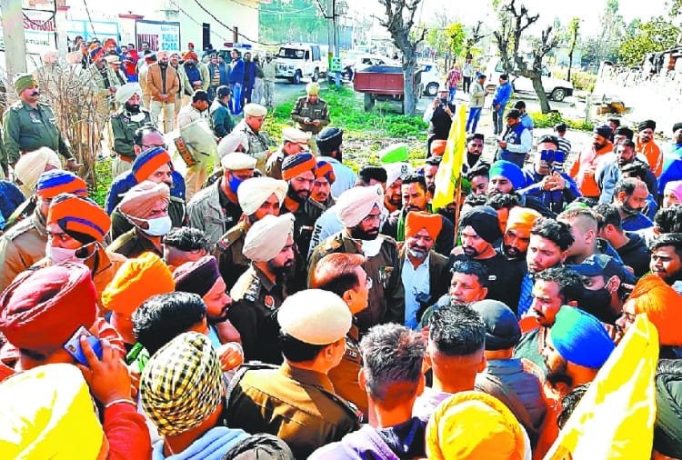 Union State Minister Som Prakash faced farmers protest in Hoshiarpur