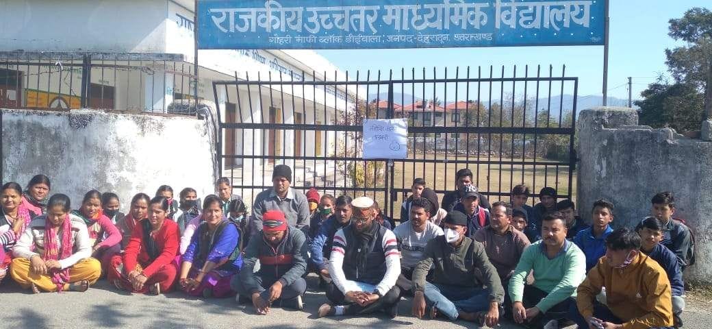 Villagers lock out on dislocations in school