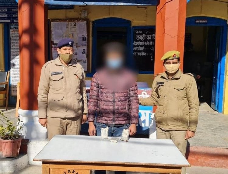 Almora police caught smuggler with 105 grams of smack