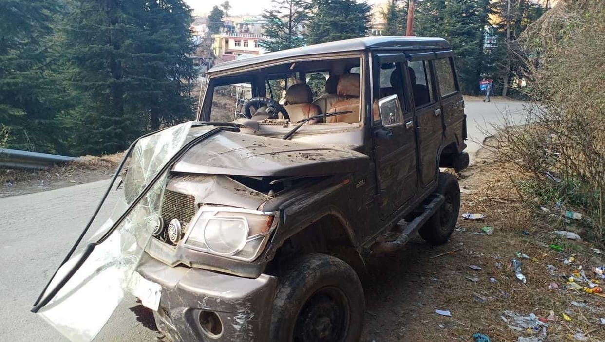 Crossing the cross barrier in Swanla, car rolled into a ditch, the injured injured