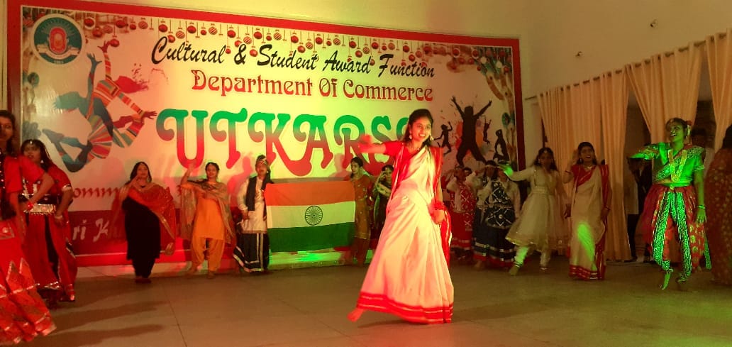 Lots of applause in song and dance program