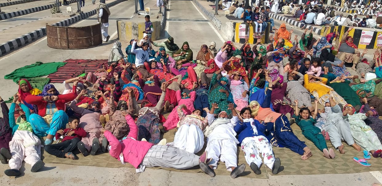 Farmers jammed the toll plaza, slogans against the government lying on the road