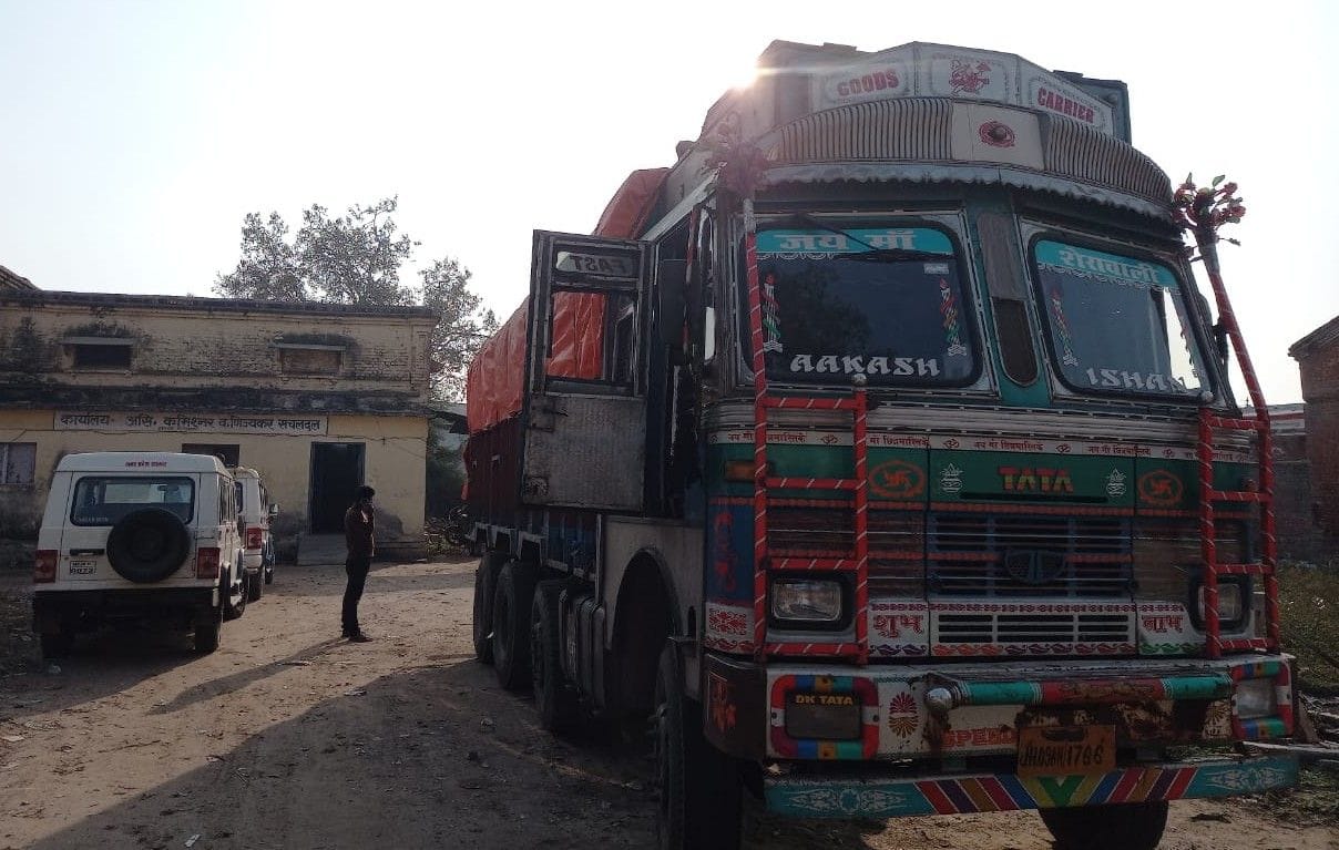 Hathras: Mobile team of commercial tax department caught on suspicion of tax evasion
