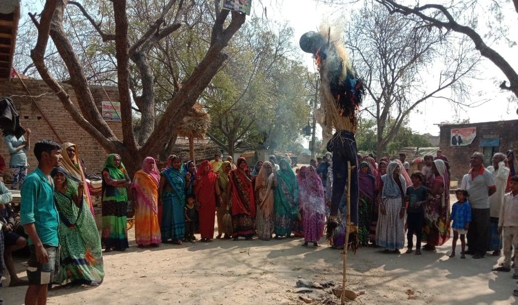 Villagers burnt effigy of village headman