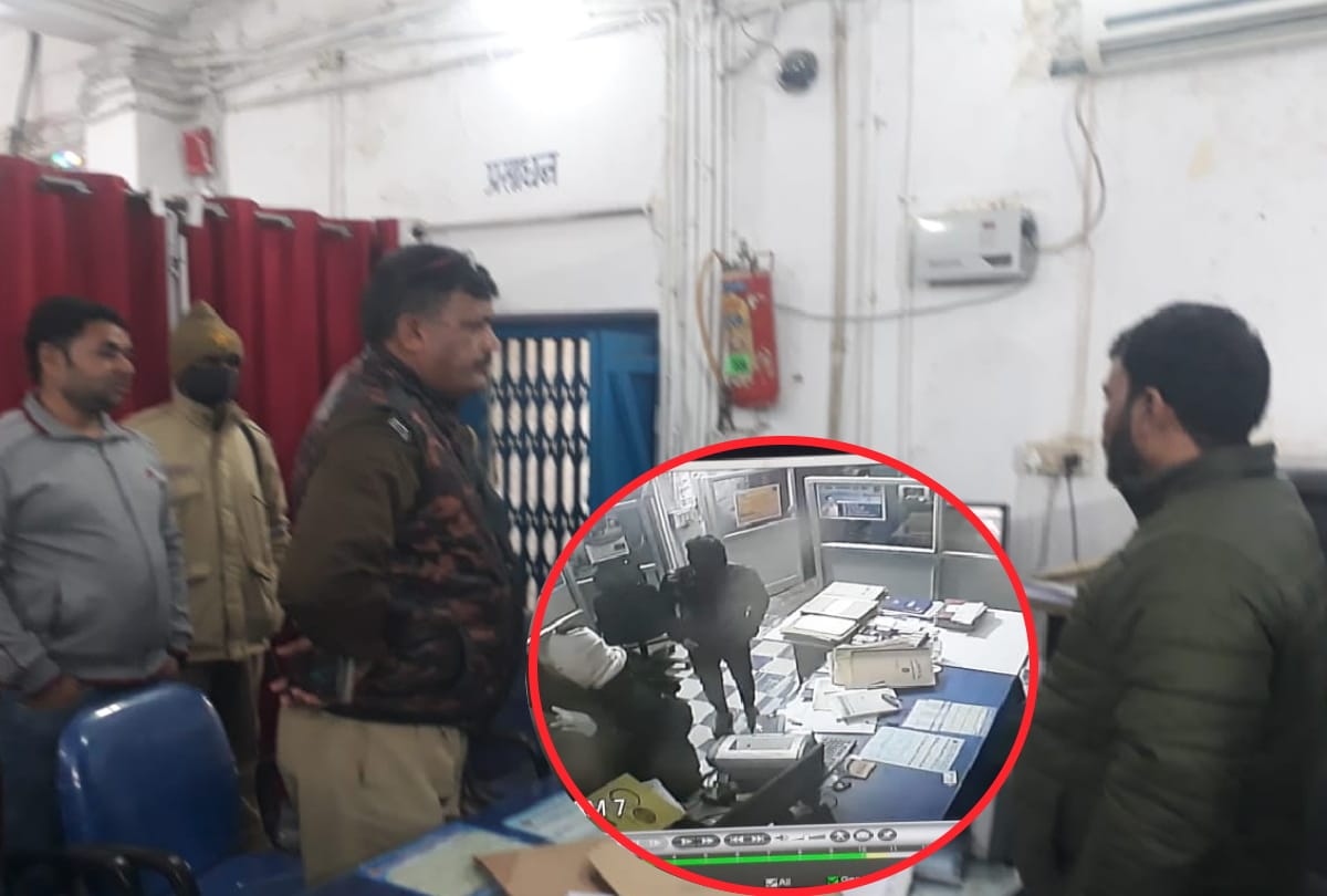 Robbers trying to rob SBI bank by breaking locke in Gorakhpur