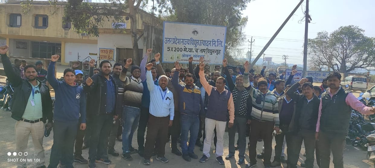 Technical employees union protested by tying black lace