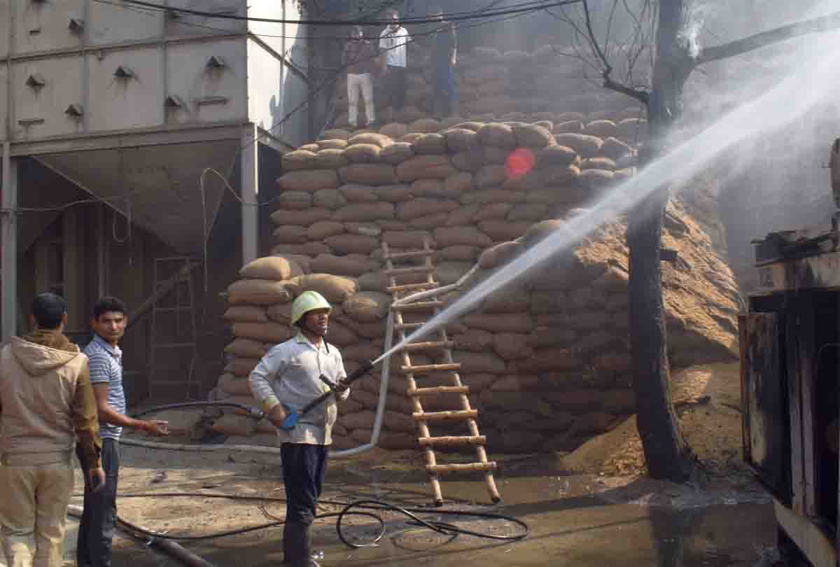 UP: fire due to Short-circuit in rice mill at Hardoi, massive damage