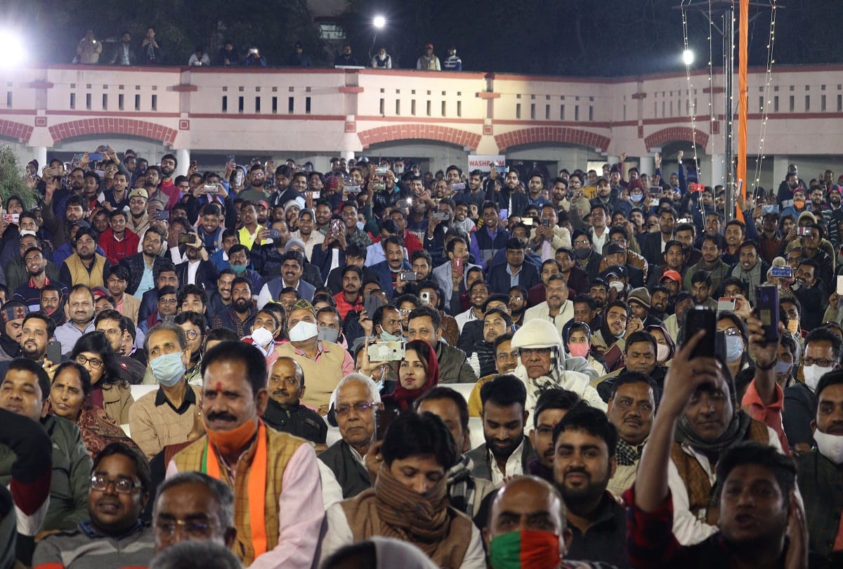 Listeners swung to the songs of Kavi Kumar Vishwas