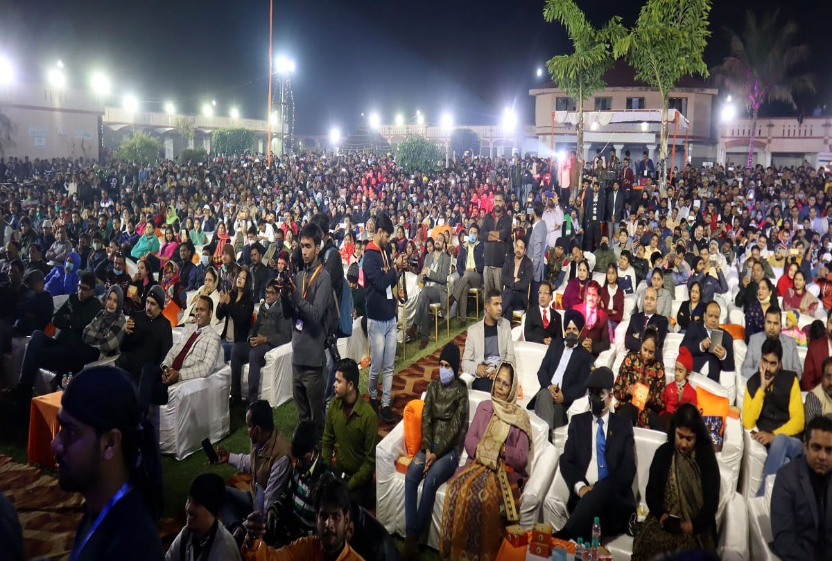 Listeners swung to the songs of Kavi Kumar Vishwas