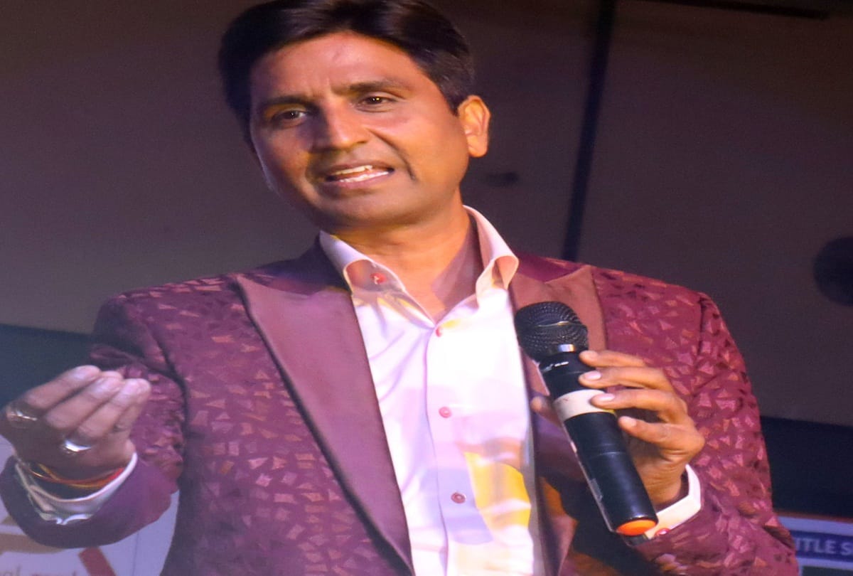 Listeners swung to the songs of Kavi Kumar Vishwas