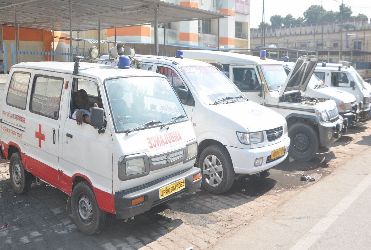 Agra Dm Fixed Ambulance Rate If Drivers Take Extra Money Dial This Number
