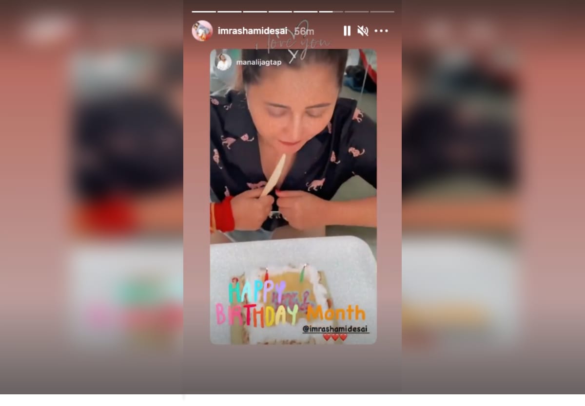 Rashmi Desai enjoys her pre-birthday celebrations, cuts cake