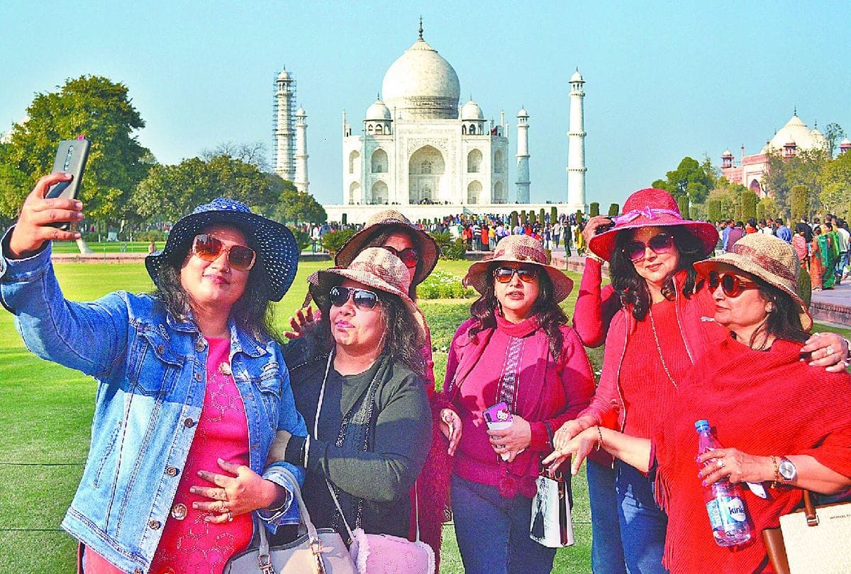 record breaking tourists gathered at the Taj Mahal on Valentines Day