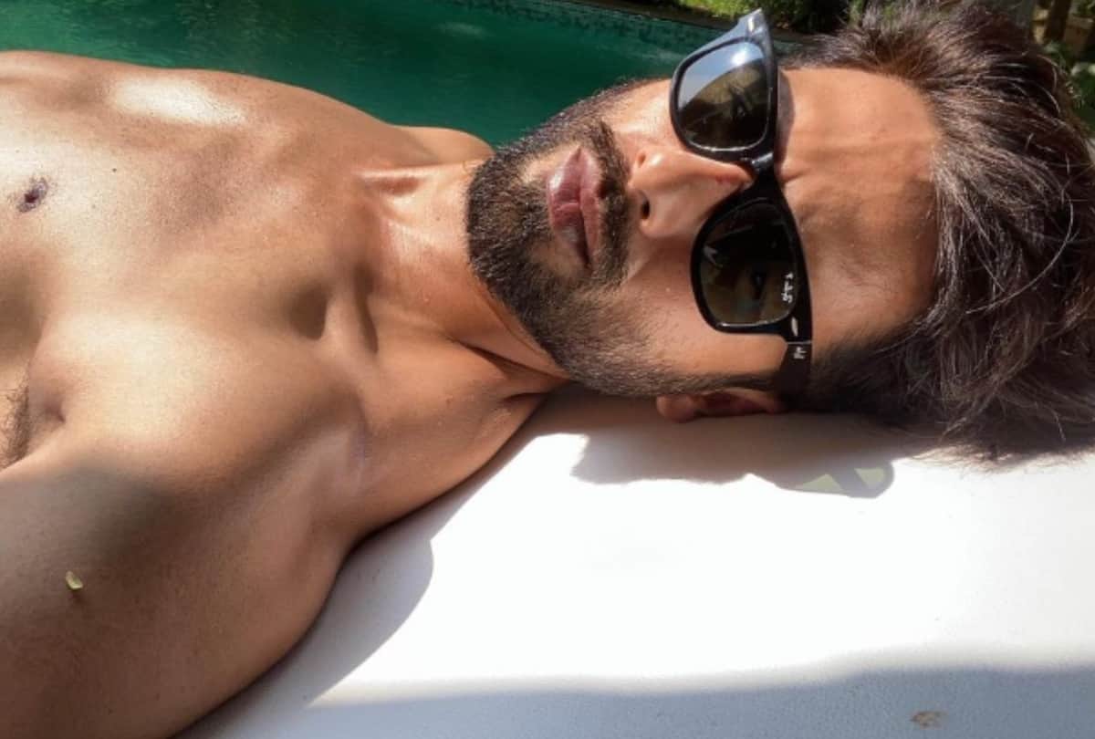 Shahid Kapoor Spotted at the Airport, Gets Trolled for using Three Layered Mask