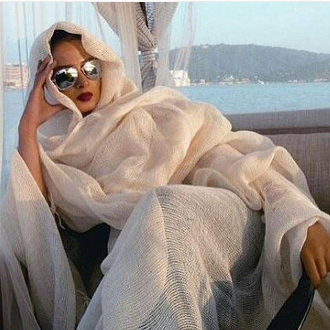 Bollywood Actress Rekha Looks Super Gorgeous In Bold Look