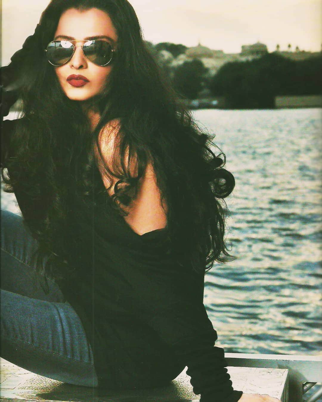 Bollywood Actress Rekha Looks Super Gorgeous In Bold Look