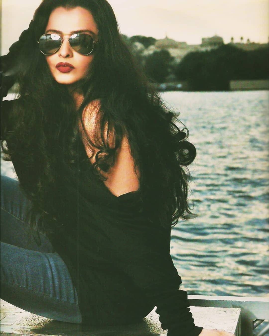 Bollywood Actress Rekha Looks Super Gorgeous In Bold Look