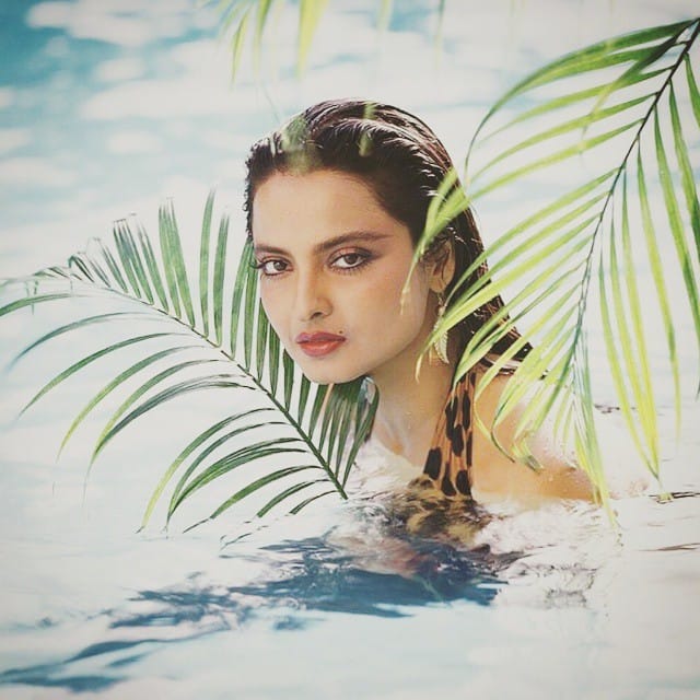 Bollywood Actress Rekha Looks Super Gorgeous In Bold Look