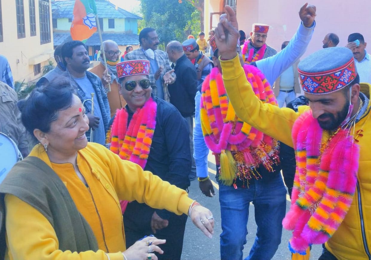 Minister Sarveen fiercely in the joy of victory, note