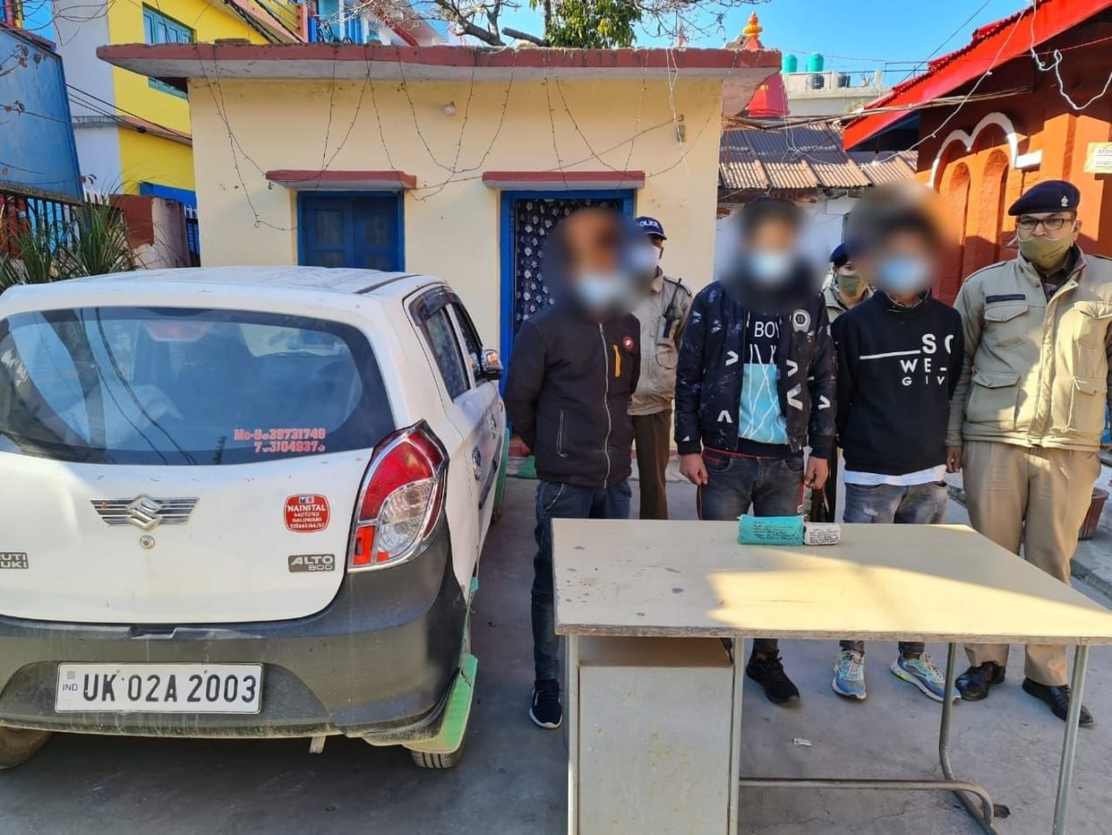 Three youth arrested for smack smuggling