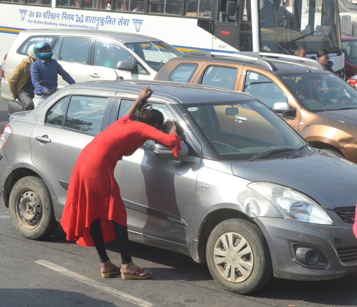 eunuch asked money in traffic jam