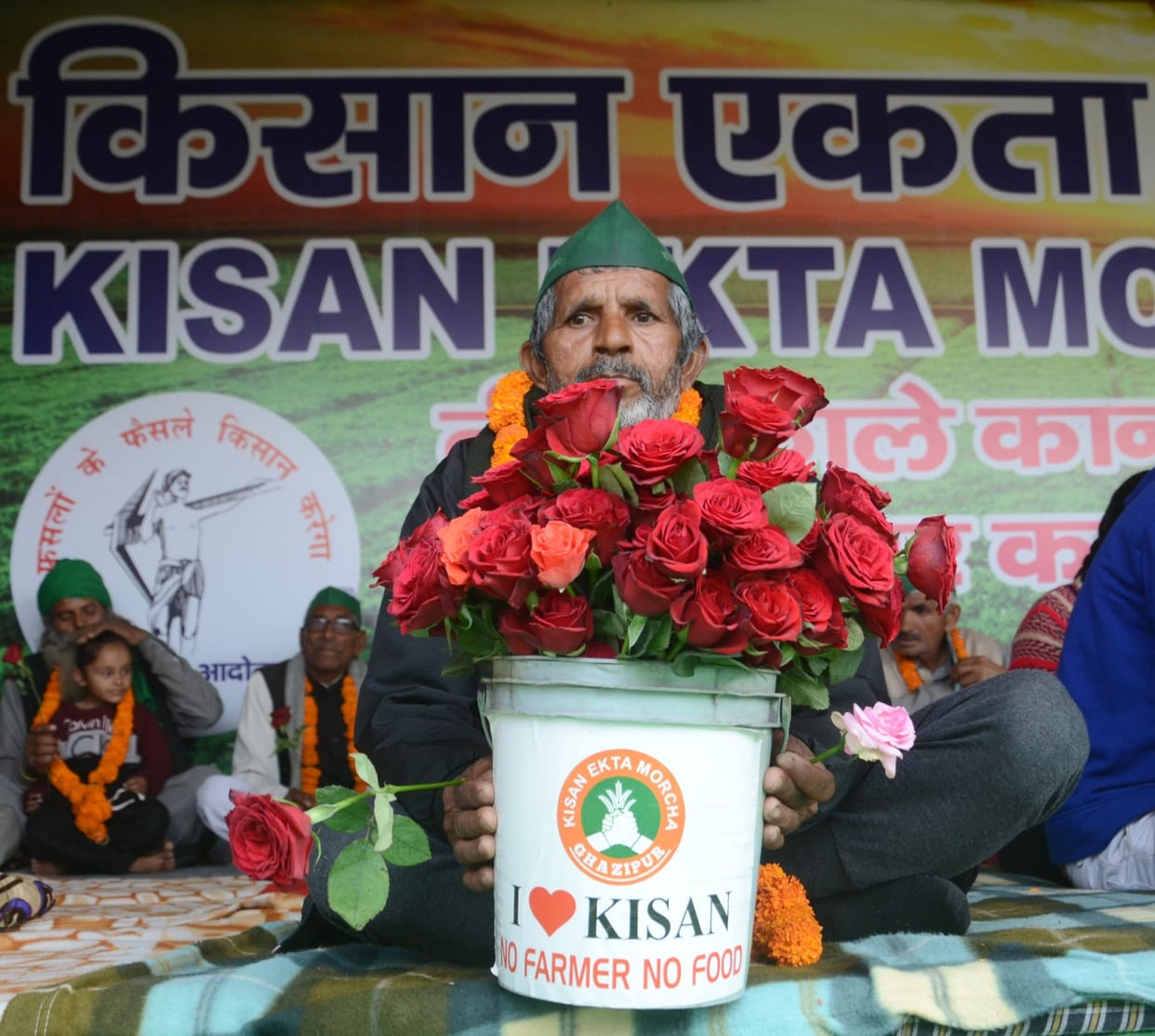Farmers also celebrated red rose day on the Ghazipur border