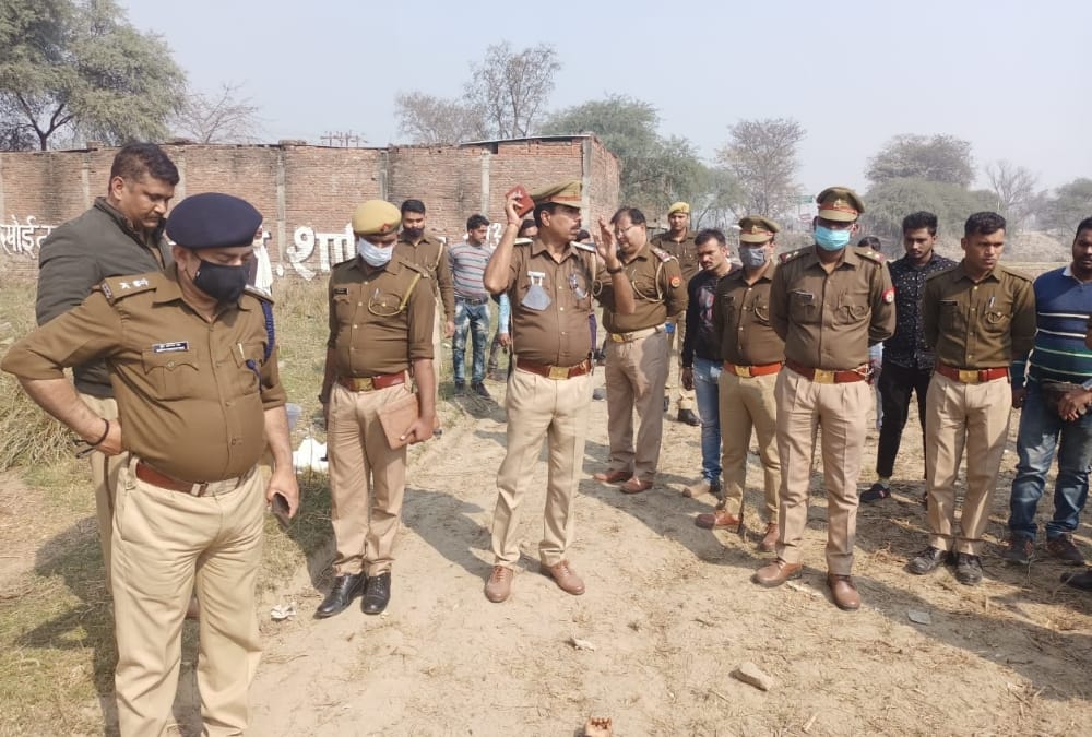 Woman dead body found on Lucknow bahraich highway in Bahraich.
