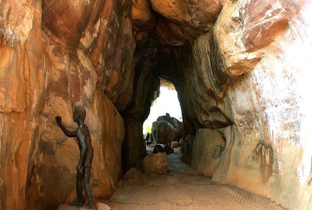 Must visit Bhimbetka rock shelters in Madhya Pradesh