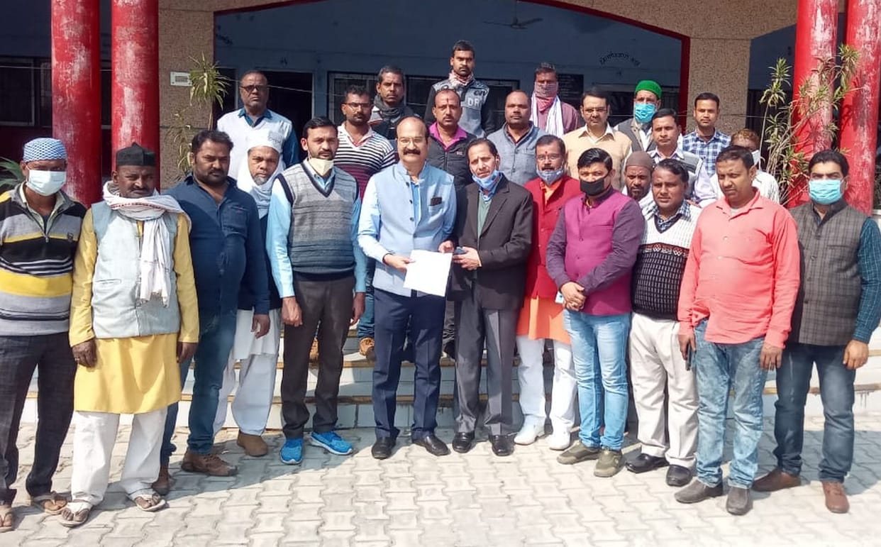 Traders submitted memorandum to DM and MLA