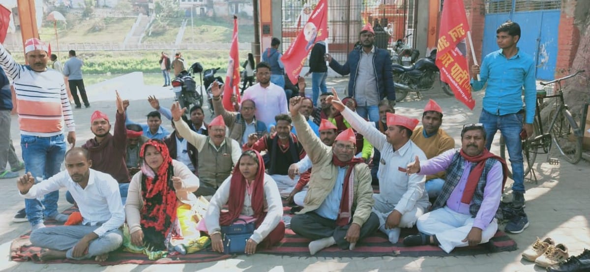 CPI-M's strong protest over peasant movement in varanasi