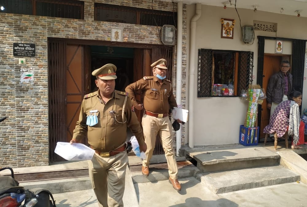 Peshkar's wife shoots herself in tikaitganj in Lucknow.