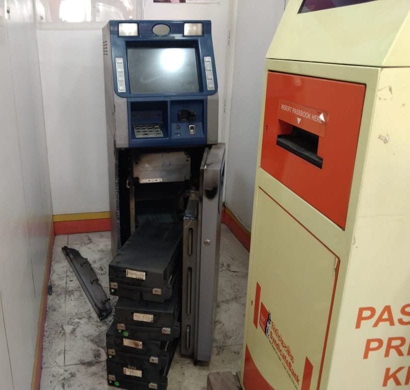 cut the ATM, draw eight lakhe rupees