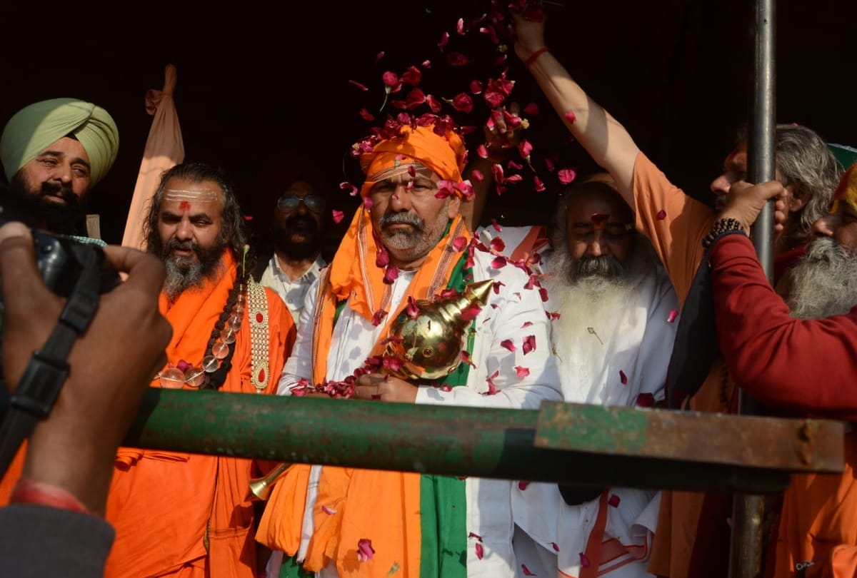 PM Modi appeals to end farmer agitation rakesh tikait says repeal laws make msp legal we will end agitation mp mla should leave pension