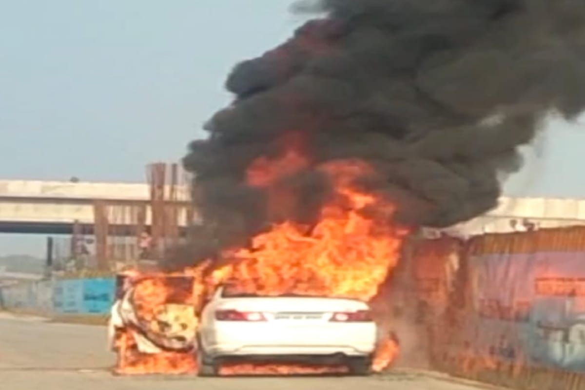 moving car turned inti fire in partapur meerut, father and son jumped to save life