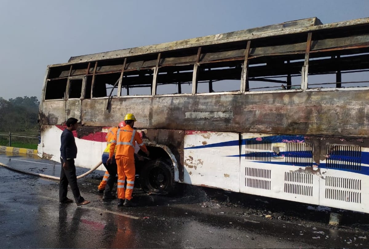 massive fire on bus at Gorakhpur four lane